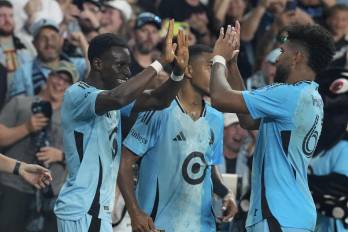 Carlos Harvey (izq.) celebrando con sus compañeros uno de los goles del Minnesota United.
