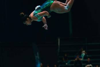 La gimnasta panameña, junto a su equipo de entrenadores y fisioterapeuta, celebra un nuevo triunfo internacional con la medalla de bronce en salto.
