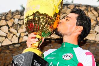 El panameño, Bolívar Espinosa festejando su coronación de la Vuelta Ciclista Internacional a Chiriquí.