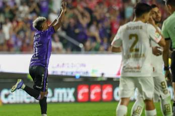 El panameño Édgar Bárcenas celebrando su gol con el Mazatlán.
