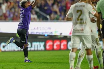 El panameño Édgar Bárcenas celebrando su gol con el Mazatlán.