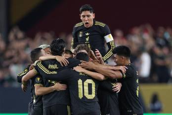 El equipo mexicano celebrando su gol ante Arabia Saudita en los cuartos de final de la Copa Oro 2025.