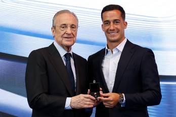 El presidente del Real Madrid, Florentino Pérez (izq.) y Lucas Vázquez durante su despedida del equipo.