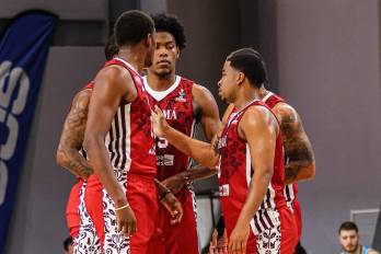 Jugadores de la selección de baloncesto durante el partido contra Uruguay.