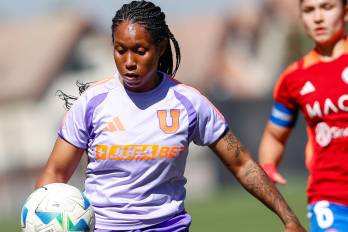 Karla Riley participó en su primer entrenamiento con Universidad de Chile ante la selección femenina Sub-17. Las Leonas se impusieron 4-2.