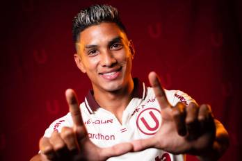 Jorge Gutiérrez posando con la camiseta del Universidad de Deportes de Perú.