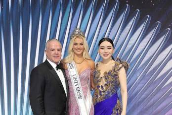 Raúl Rocha, CEO de MUO; Victoria Kjær Theilvig, Miss Universo 2024, y Anne Jakkaphong Jakrajutatip, dueña anterior de la Organización Miss Universo.