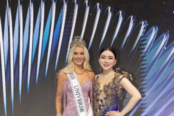 La actual Miss Universo, Victoria Katz, junto a Anne Jakrajutatip, quien fue dueña y CEO de la Organización Miss Universo.