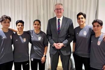 El ministro del Interior de Australia, Tony Burke junto con las jugadoras de la selección de Irán que recibieron el asilo político.