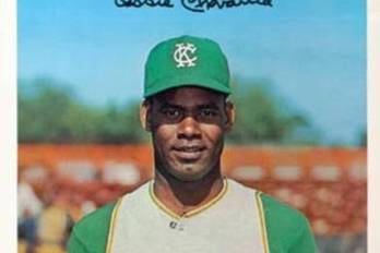 La trayectoria de Ossie Chavarría es una de las más singulares en la historia del béisbol panameño, al destacarse primero como jugador de Grandes Ligas y posteriormente como árbitro.