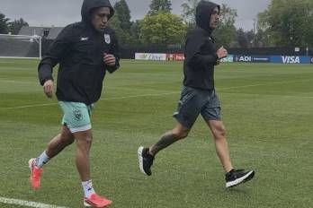 Está fue la primera vez desde que empezó la concentración de Panamá en la que el jugador saltó al césped, ponerse los tacos y empezar a recobrar sensaciones en el césped.