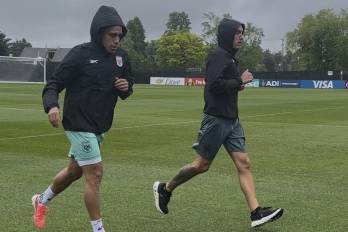 Está fue la primera vez desde que empezó la concentración de Panamá en la que el jugador saltó al césped, ponerse los tacos y empezar a recobrar sensaciones en el césped.