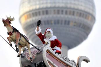 Santa Claus en su viaje mientras atraviesa Berlín.