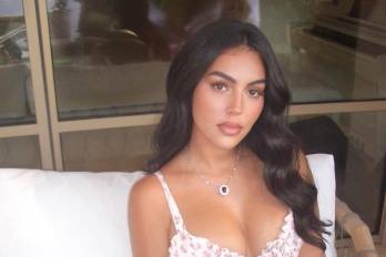 La modelo Georgina Rodríguez sentada junto a un cojín que lleva un símbolo que le hizo Cristiano Ronaldo en un servilleta cuando se estaban conociendo.