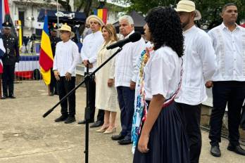 El parque Simón Bolívar fue escenario del inicio de las celebraciones patrias, con la participación de las autoridades, rindiendo tributo a la historia.