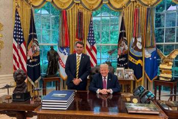 Fotografía tomada de la cuenta oficial en X @FlavioBolsonaro del senador derechista brasileño Flávio Bolsonaro (i) junto al presidente de EE.UU., Donald Trump, este martes en el despacho oval de la Casa Blanca en Washington, D. C.