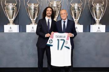 Marc Cucurella (izq.) en su presentación como jugador del Real Madrid junto al presidente del equipo, Florentino Pérez.
