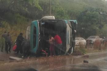 El bus quedo volcado hacia un lado de las vías contraria que dirige hacia Coclé.