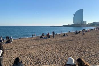 La playa de la Barceloneta es uno de los lugares más icónicos de Barcelona.