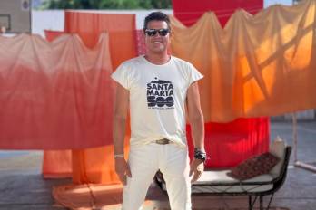 Fotografía cedida por Paola España Comunicaciones donde aparece el cantante colombiano Carlos Vives vistiendo una camiseta que conmemora los 500 años de la ciudad de Santa Marta (Colombia).