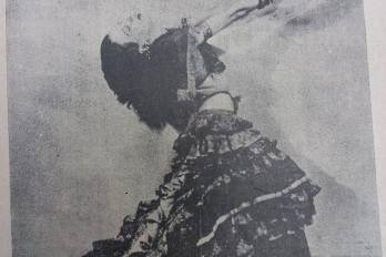 Helba Huara en pose artística para la revista peruana Mundial nro.394, Año VIII, 30 de diciembre 1927.