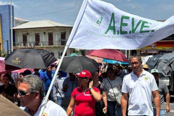 Maestros protestaron contra la ley que reforma la Caja de Seguro Social.