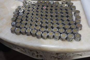 En otra diligencia de allanamiento en Condado del Rey se encontraron bolsas con monedas de un balboa presuntamente falsas.