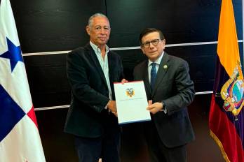 El director nacional de Sanidad Vegetal del MIDA, Emmeris Quintero (izq.) junto al embajador de Ecuador en Panamá, Pascual del Cioppo (der.).