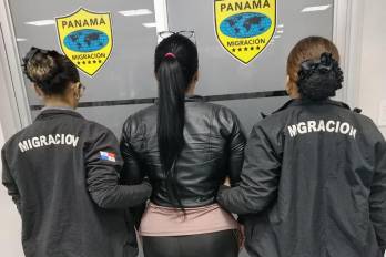 Según la información contenida en la notificación judicial, la mujer es requerida dentro de un proceso penal por la presunta comisión de un delito contra la seguridad colectiva relacionado con drogas.