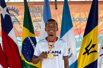 El atleta santeño Edwin Núñez hace historia en Guatemala al liderar el podio de bodyboard.