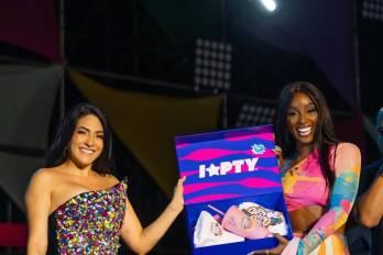 Las encargadas de animar la tarima fueron la influencer panameña, Jacky Guzmán (i) y la presentadora de Univisión, Diana Danelys De Los Santos (d), conocida artísticamente como Amara La Negra.