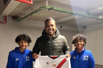 Los panameños Yonny Jhordan y Yonni Jhon junto al exfutbolista Román Torres.