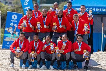 El equipo de Panamá de fútbol playa celebrando la medalla de plata en los Juegos Centroamericanos 2025.