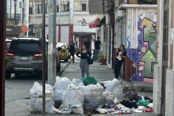 La acumulación de bolsas de basura en las calles forma parte del paisaje cotidiano de distintos sectores de la ciudad de Panamá.