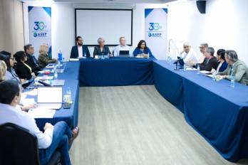 La administradora general de la ASEP, Zelmar Rodríguez Crespo (centro), se reunió con representantes de Naturgy y ENSA para exigir la ejecución de un plan obligatorio de mejoras en el servicio eléctrico y la atención a los usuarios.