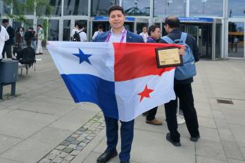 Estrada-Petrocelli recibió el premio del IEEE-EMBS en Copenhague, Dinamarca. En la actualidad, es el coordinador de la carrera de ingeniería biomédica e instrumentación de la Universidad Latina de Panamá.
