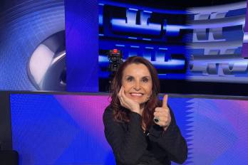 Loreto Araya-Ayala se consagra como una de las voces más reconocidas en el ámbito actoral de Latinoamérica.