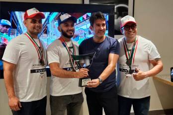 Juan Pablo Padrevita entrega la copa al ganador Bernardo Peña, los acompañan el segundo y tercer lugar de la competencia Julio Quiel y Andrés Gómez.