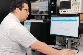 El Ing. Raúl Solís tiene 20 años laborando en el Cenamep AIP y es metrólogo en el Laboratorio de Tiempo y Frecuencia.