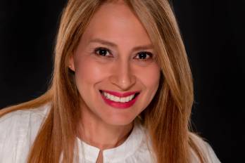 Awilda Cáez posee una maestría en Creación Literaria de la Universidad del Sagrado Corazón y un doctorado en Estudios Culturales de la Universidad Ana G. Méndez.