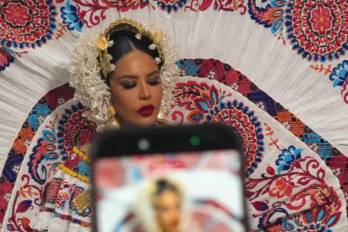 La cantante Demphra, en medio de una sesión de fotos con la pollera.