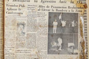En este monumento de recordación a los caídos el 9 de enero se representa el intento de ciudadanos panameños por izar la bandera dentro del territorio de la antigua Zona del Canal.