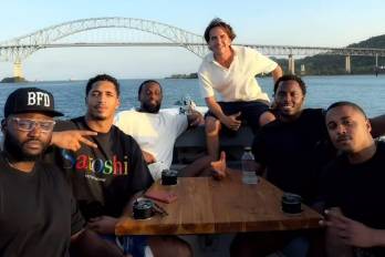 Los jugadores disfrutando de un recorrido en mar bajo el puente de Las Américas.