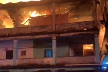 Vista del incendio que se generó en la madrugada de este lunes 14 de julio en Colón