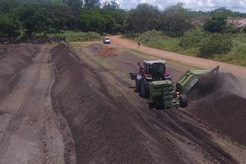 El compostaje agroindustrial transforma residuos agrícolas en fertilidad para suelos productivos.