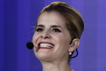 La candidata a la presidencia de Costa Rica por el partido Pueblo Soberano, Laura Fernández, habla durante un debate en San José.