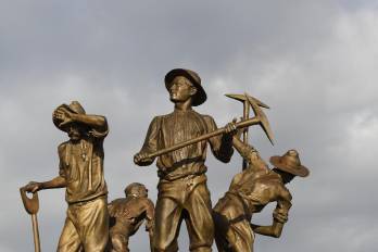 Develan monumento en honor a gallegos que trabajaron en la construcción del Canal