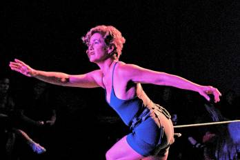 En esta función especial, la artista celebra su 60 cumpleaños y, al mismo tiempo, recauda fondos para la Fundación Gramo Danse, una organización sin fines de lucro que ofrece oportunidades de desarrollo a través de la danza.