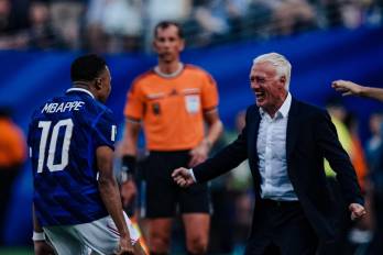El delantero de la selección de Francia, Kylian Mbappé (izq.).