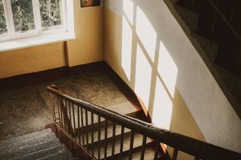 Debajo de la escalera